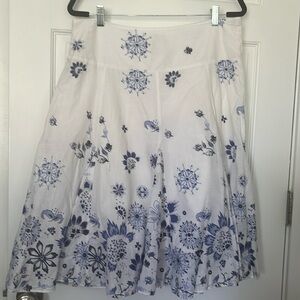 Fully lined side zipper skirt